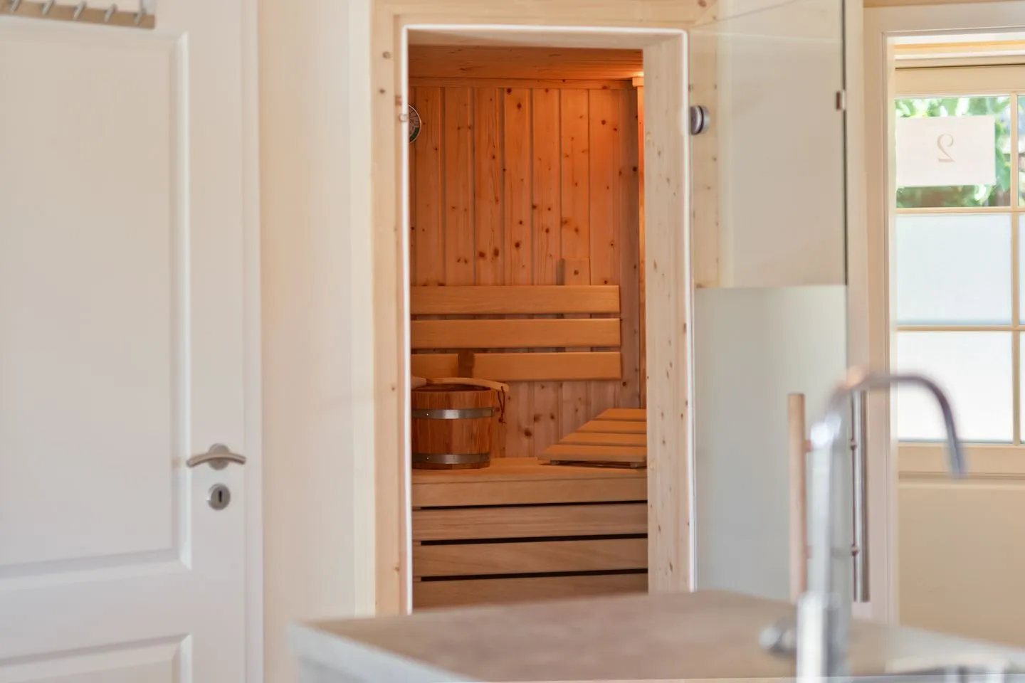 Selene Tollensesee – Penzlin/Wustrow - Ferienhaus Selene - Kugelhaus am Tollensesee - hauseigene Sauna nahe dem Wohnbereich
