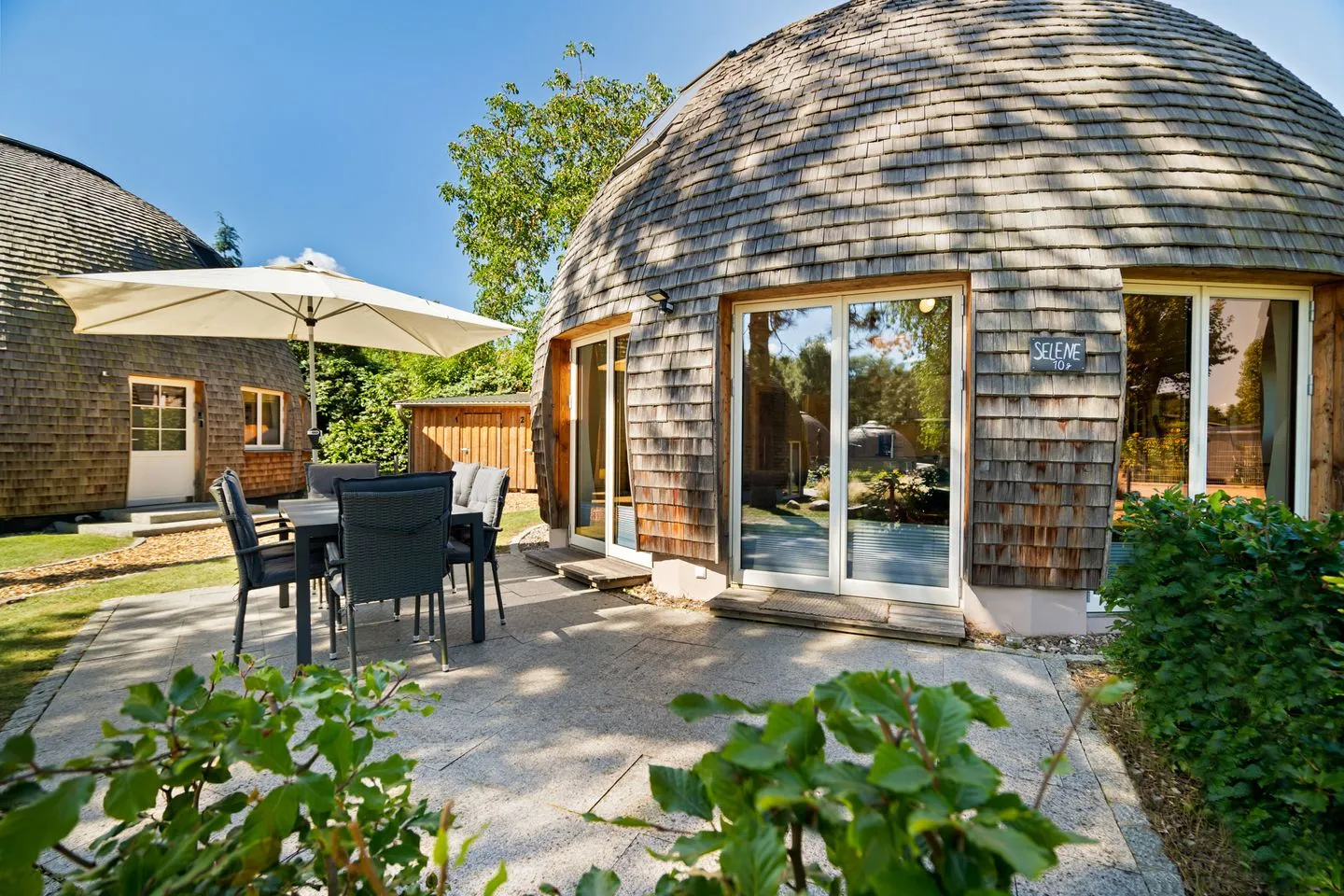 Selene Tollensesee – Penzlin/Wustrow - Ferienhaus Selene - Kugelhaus am Tollensesee - großzügige Terrasse mit Gartenblick