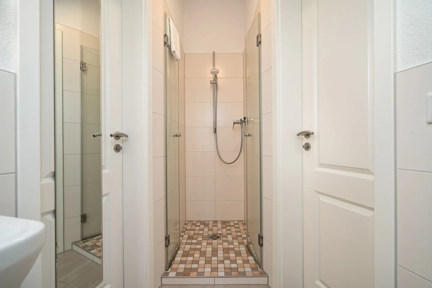 Selene Tollensesee – Penzlin/Wustrow - Ferienhaus Selene - Kugelhaus am Tollensesee - oberes Bad mit Dusche
