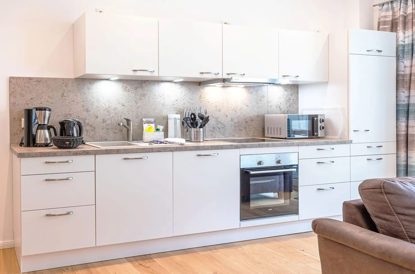 Inselzauber Malchow - Ferienwohnung Inselzauber in Malchow - Blick auf die offene Küchenzeile