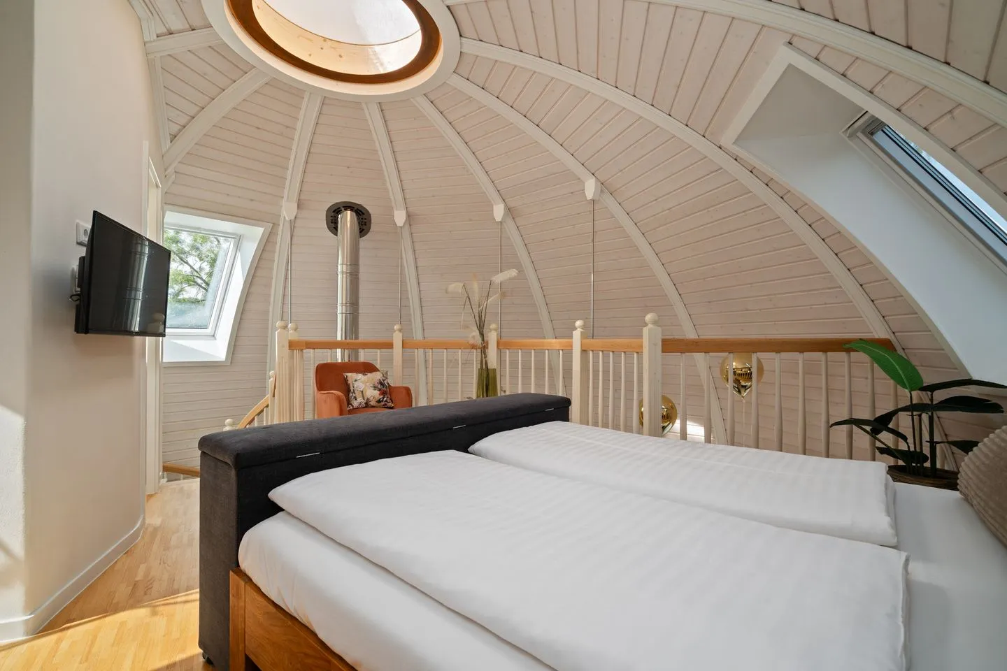 Kugelhaus Kugellager Tollensesee – Penzlin/Wustrow - Ferienhaus Kugellager - Kugelhaus am Tollensesee - offener Schlafbereich im Obergeschoss