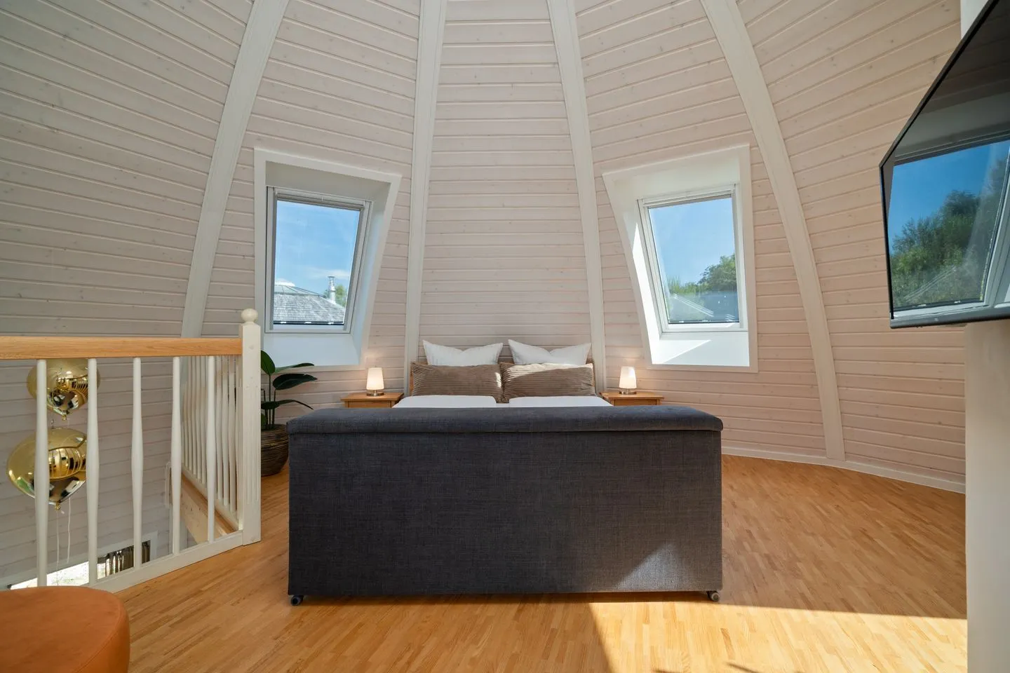 Kugelhaus Kugellager Tollensesee – Penzlin/Wustrow - Ferienhaus Kugellager - Kugelhaus am Tollensesee - offener Schlafbereich unter der Kuppel