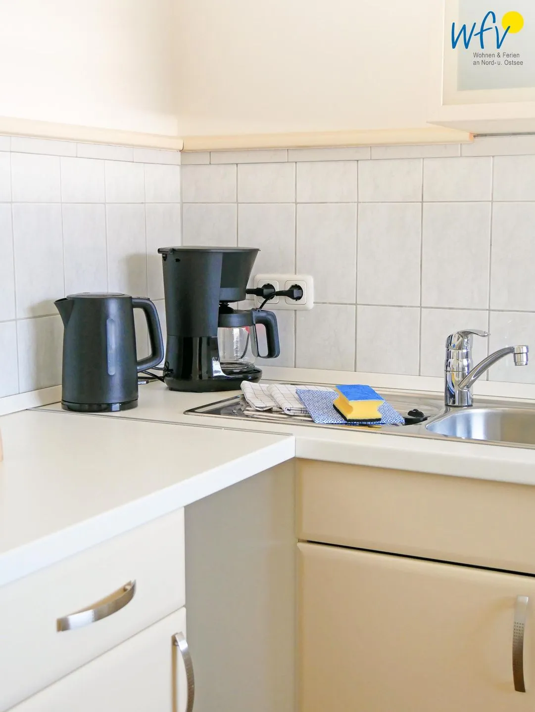 Ferienhaus Greune-Stee 87 Ferienwohnung Uttiet bi de Düün Borkum - Küche / Kaffeemaschine und Wasserkocher