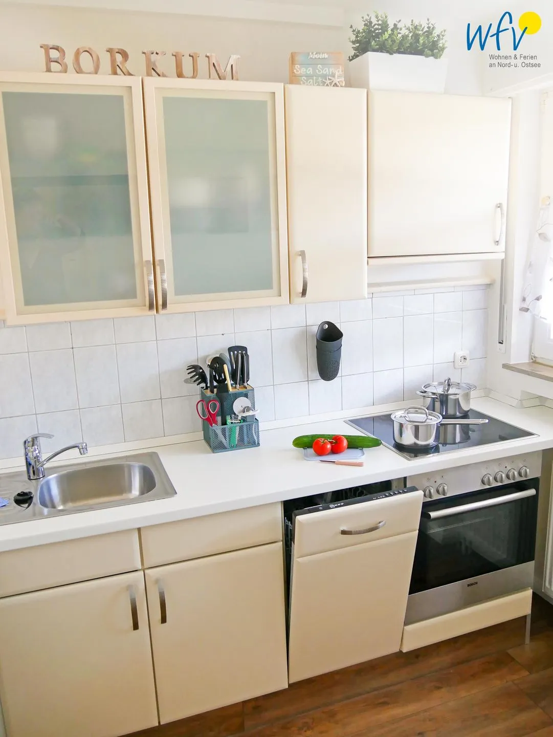 Ferienhaus Greune-Stee 87 Ferienwohnung Uttiet bi de Düün Borkum - Küche / Kochfeld und Spülmaschine