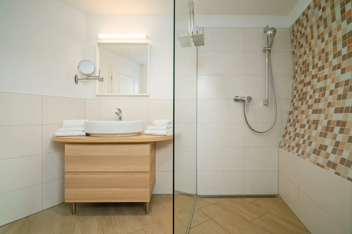 Kugelhaus Nordlichter Tollensesee – Penzlin/Wustrow - Ferienhaus Nordlichter - Kugelhaus am Tollensesee - Badezimmer mit offener Dusche