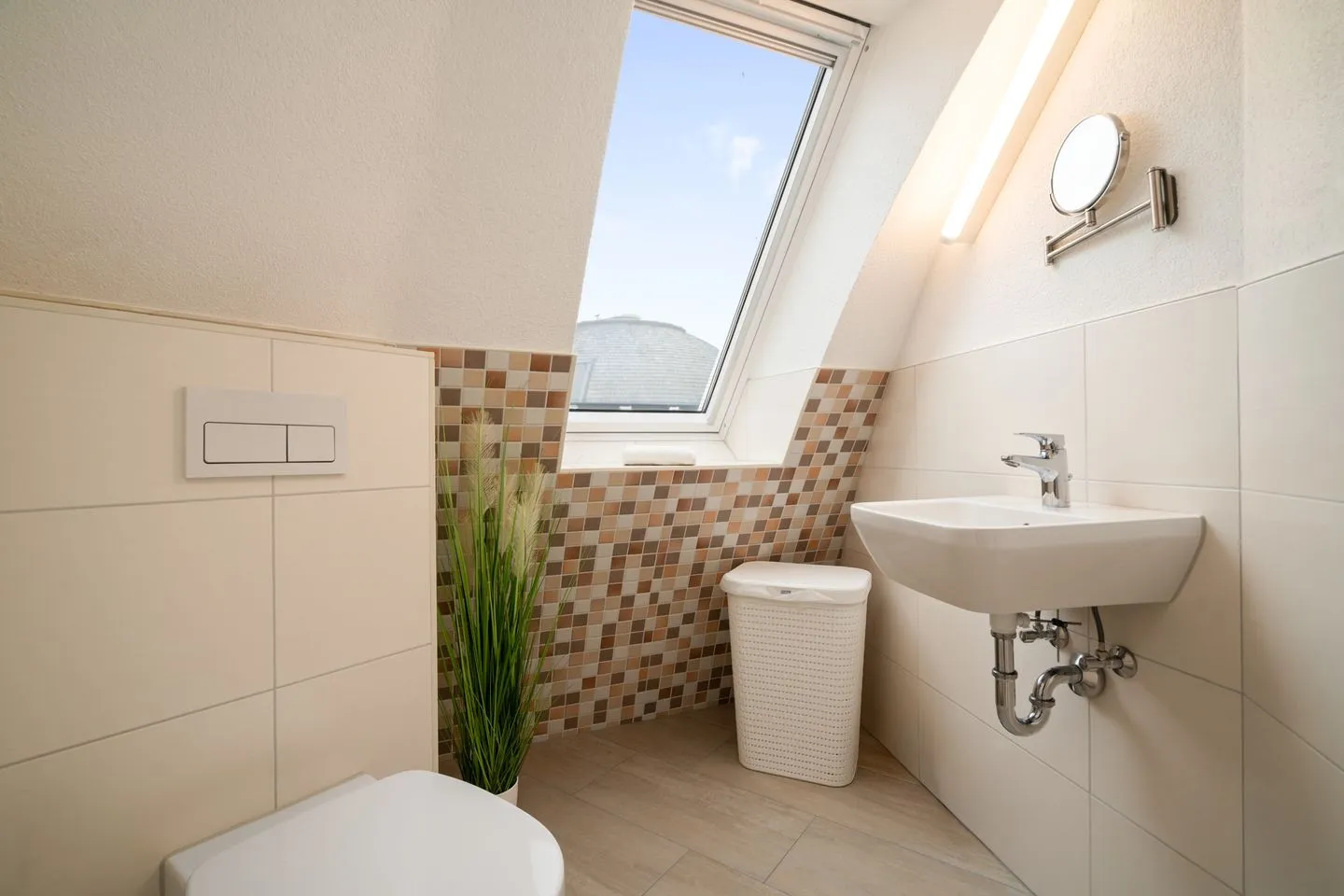 Kugelhaus Nordlichter Tollensesee – Penzlin/Wustrow - Ferienhaus Nordlichter - Kugelhaus am Tollensesee - Badezimmer im Obergeschoss