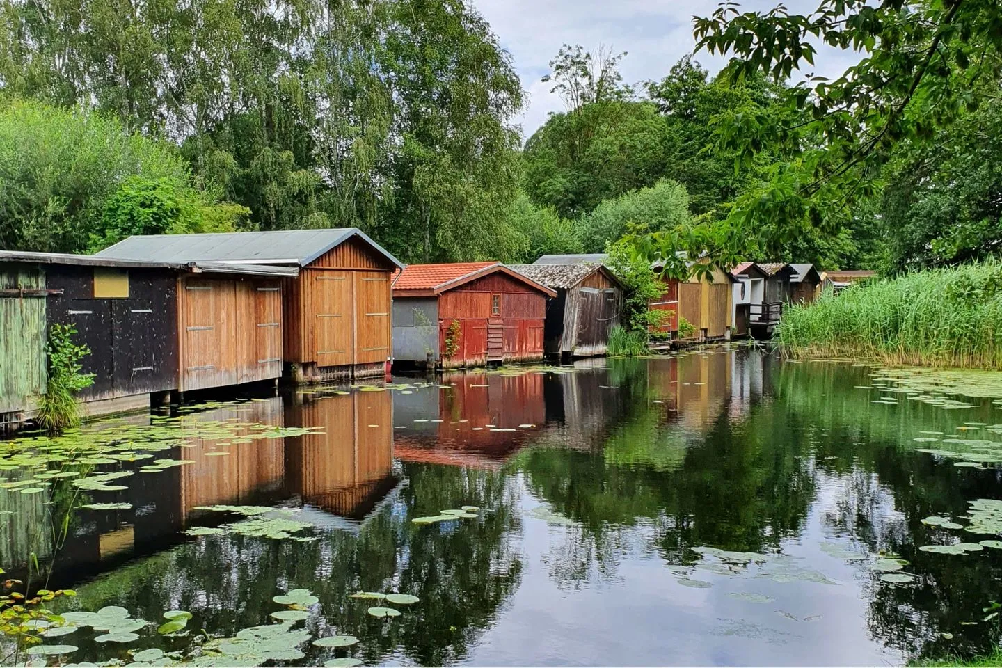 Kugelhaus Nordlichter Tollensesee – Penzlin/Wustrow - Ferienhaus Nordlichter - Kugelhaus am Tollensesee - Kanal mit Bootshäusern
