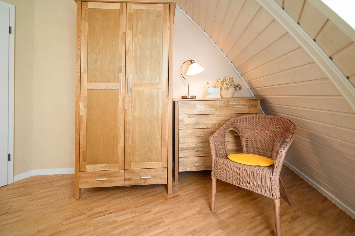 Kugelhaus Solveig Tollensesee – Penzlin/Wustrow - Ferienhaus Solveig - Kugelhaus am Tollensesee - Kleiderschrank mit viel Staumöglichkeit