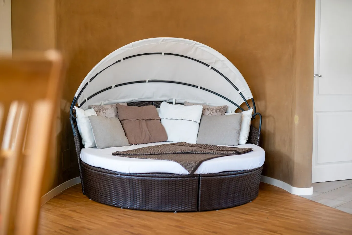 Kugelhaus Solveig Tollensesee – Penzlin/Wustrow - Ferienhaus Solveig - Kugelhaus am Tollensesee - Daybed im Wohnbereich