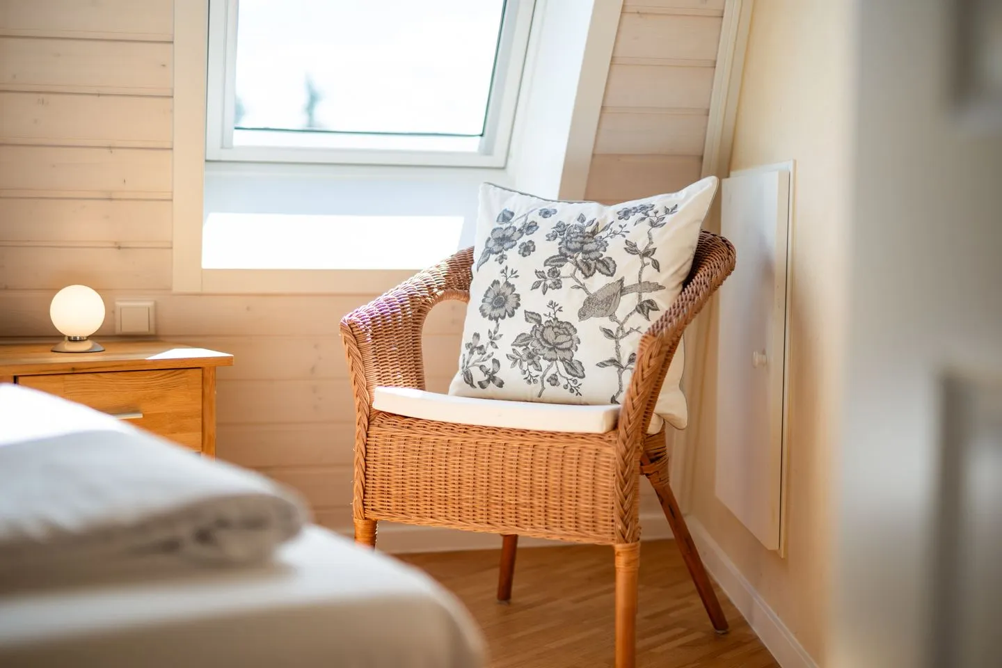 Kugelhaus Solveig Tollensesee – Penzlin/Wustrow - Ferienhaus Solveig - Kugelhaus am Tollensesee - Ablagemöglichkeit neben dem Bett
