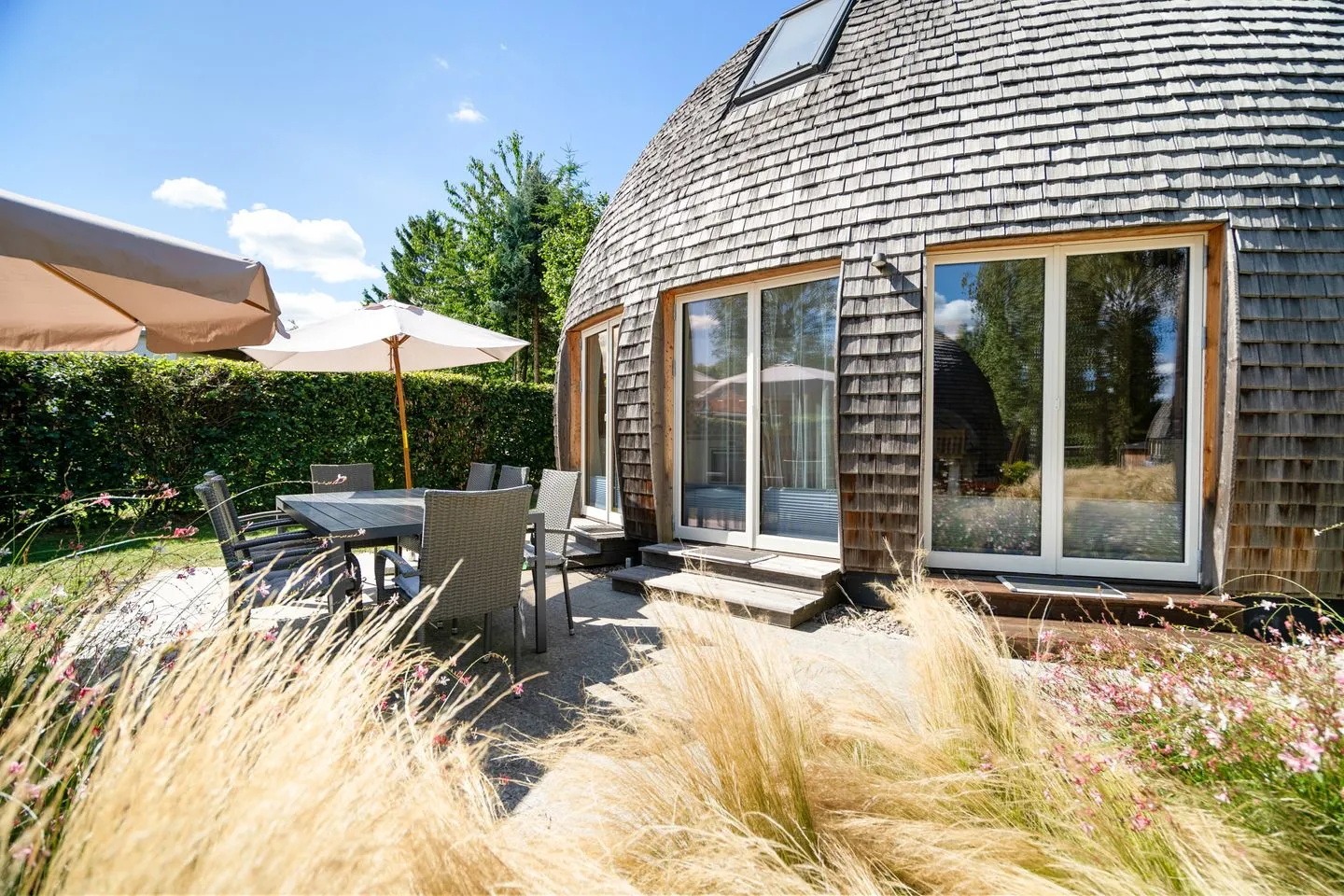 Kugelhaus Solveig Tollensesee – Penzlin/Wustrow - Ferienhaus Solveig - Kugelhaus am Tollensesee - große Terrasse im Grünen