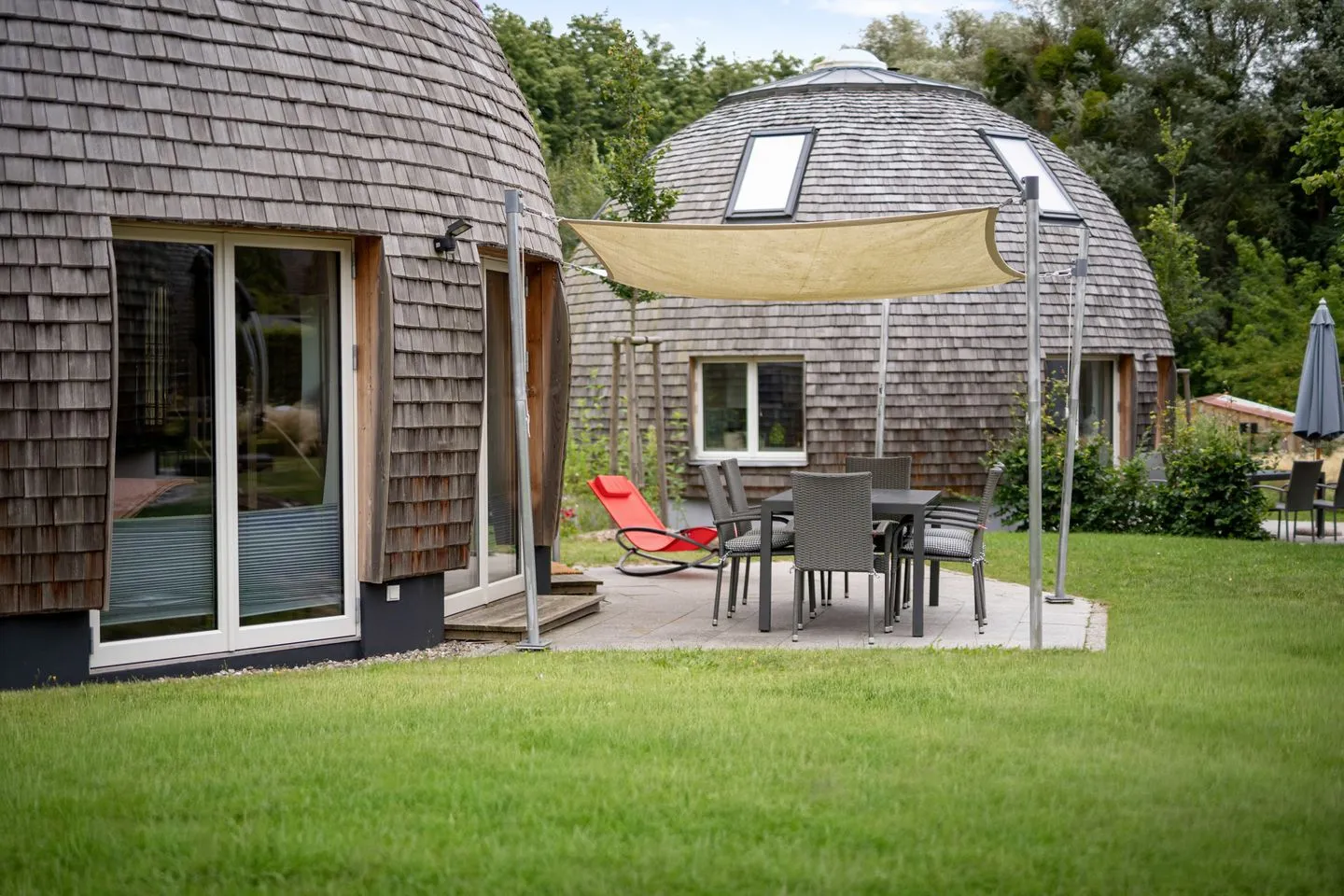 Kugelhaus Eos Tollensesee – Penzlin/Wustrow - Ferienhaus Eos - Kugelhaus am Tollensesee - Terrasse mit Blick auf die Gartenanlage