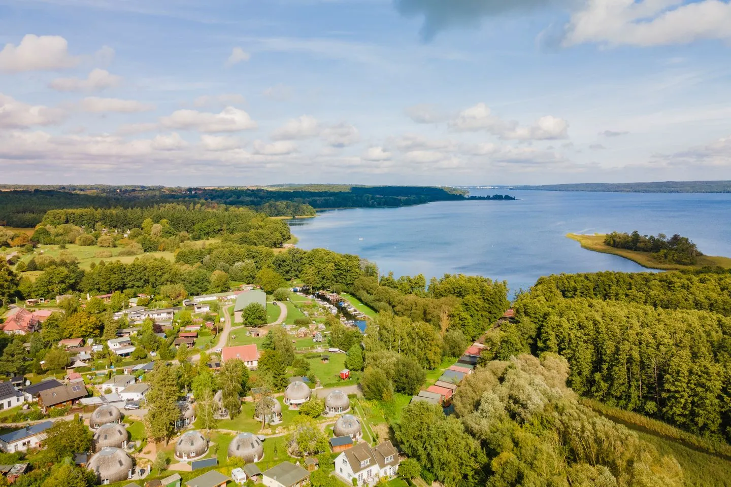 Kugelhaus Eos Tollensesee – Penzlin/Wustrow - Ferienhaus Eos - Kugelhaus am Tollensesee - Blick in der wunderschöne Landschaft und auf den See