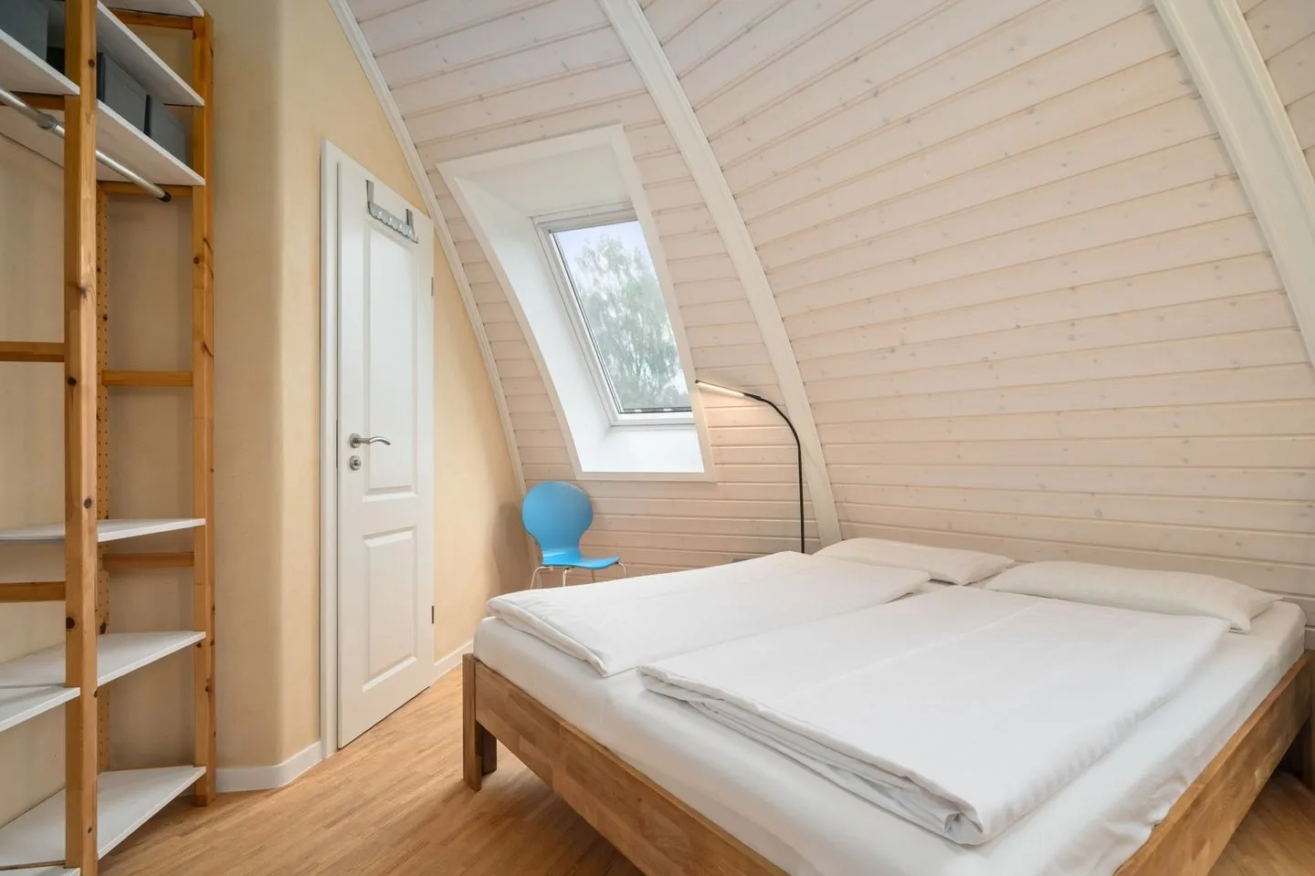 Kugelhaus Eos Tollensesee – Penzlin/Wustrow - Ferienhaus Eos - Kugelhaus am Tollensesee - Schlafzimmer mit großzügigem Schrank