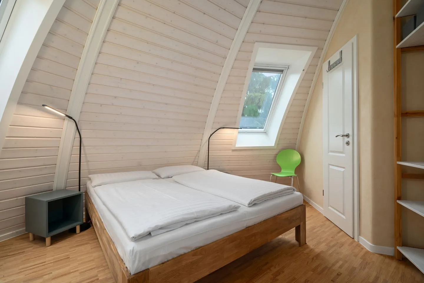 Kugelhaus Eos Tollensesee – Penzlin/Wustrow - Ferienhaus Eos - Kugelhaus am Tollensesee - Schlafzimmer mit Schrank
