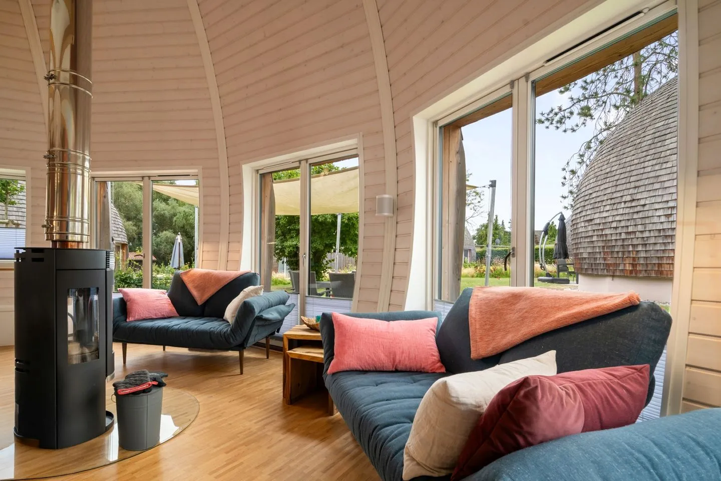 Kugelhaus Eos Tollensesee – Penzlin/Wustrow - Ferienhaus Eos - Kugelhaus am Tollensesee - offener Wohnbereich