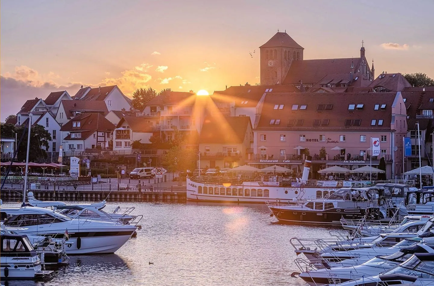 Sieglinde Waren (Müritz) - ChatGPT: Ferienwohnung Sieglinde Hafenresidenz Waren (Müritz) – Romantischer Sonnenuntergang über dem Hafen