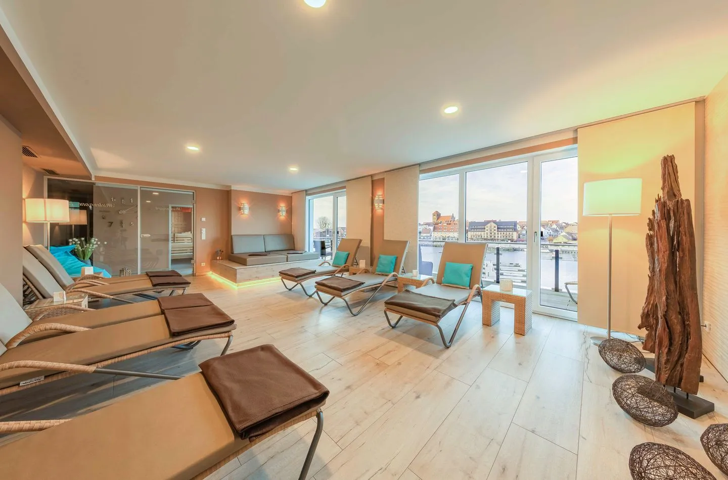 Sieglinde Waren (Müritz) - ChatGPT: Ferienwohnung Sieglinde Hafenresidenz Waren (Müritz) – Exklusiver Wellnessbereich mit Panoramablick