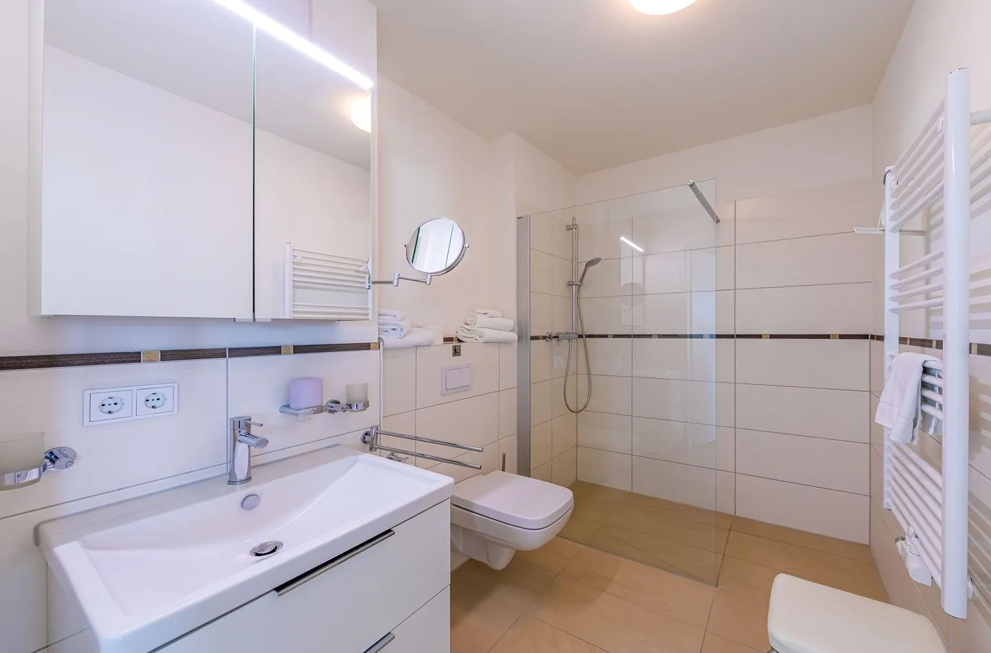Sieglinde Waren (Müritz) - ChatGPT: Ferienwohnung Sieglinde Hafenresidenz Waren (Müritz) – Modernes Badezimmer mit ebenerdiger Dusche