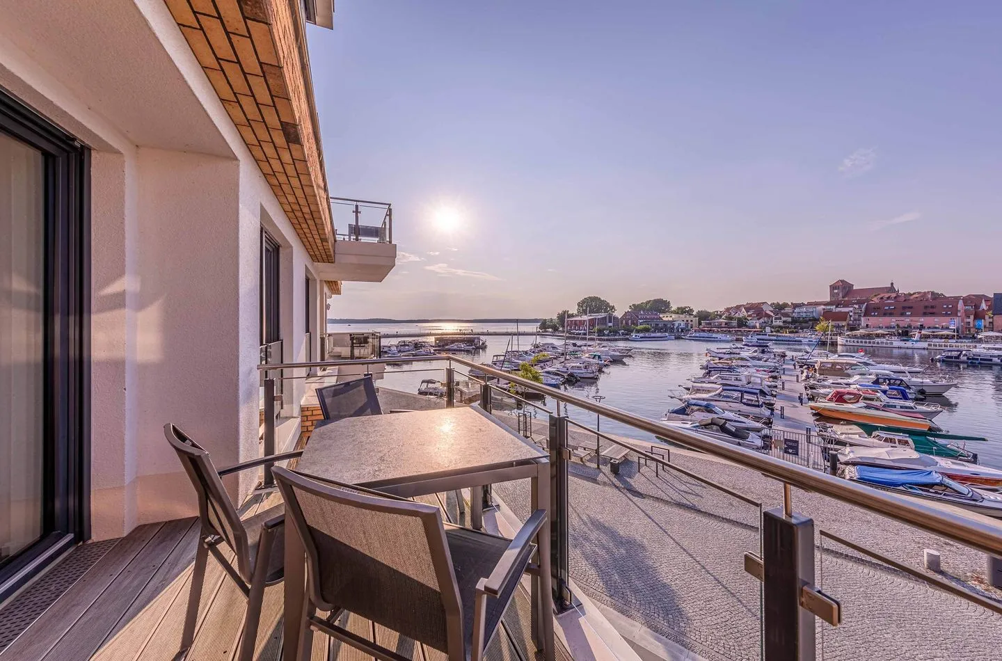 Sieglinde Waren (Müritz) - Ferienwohnung Sieglinde Hafenresidenz Waren (Müritz) – Sonniger Balkon mit traumhaftem Blick über den Yachthafen und die