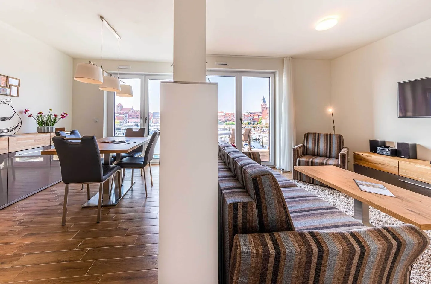Sieglinde Waren (Müritz) - Ferienwohnung Sieglinde Hafenresidenz Waren (Müritz) – Helles Wohn- und Esszimmer mit Panoramablick auf den Hafen