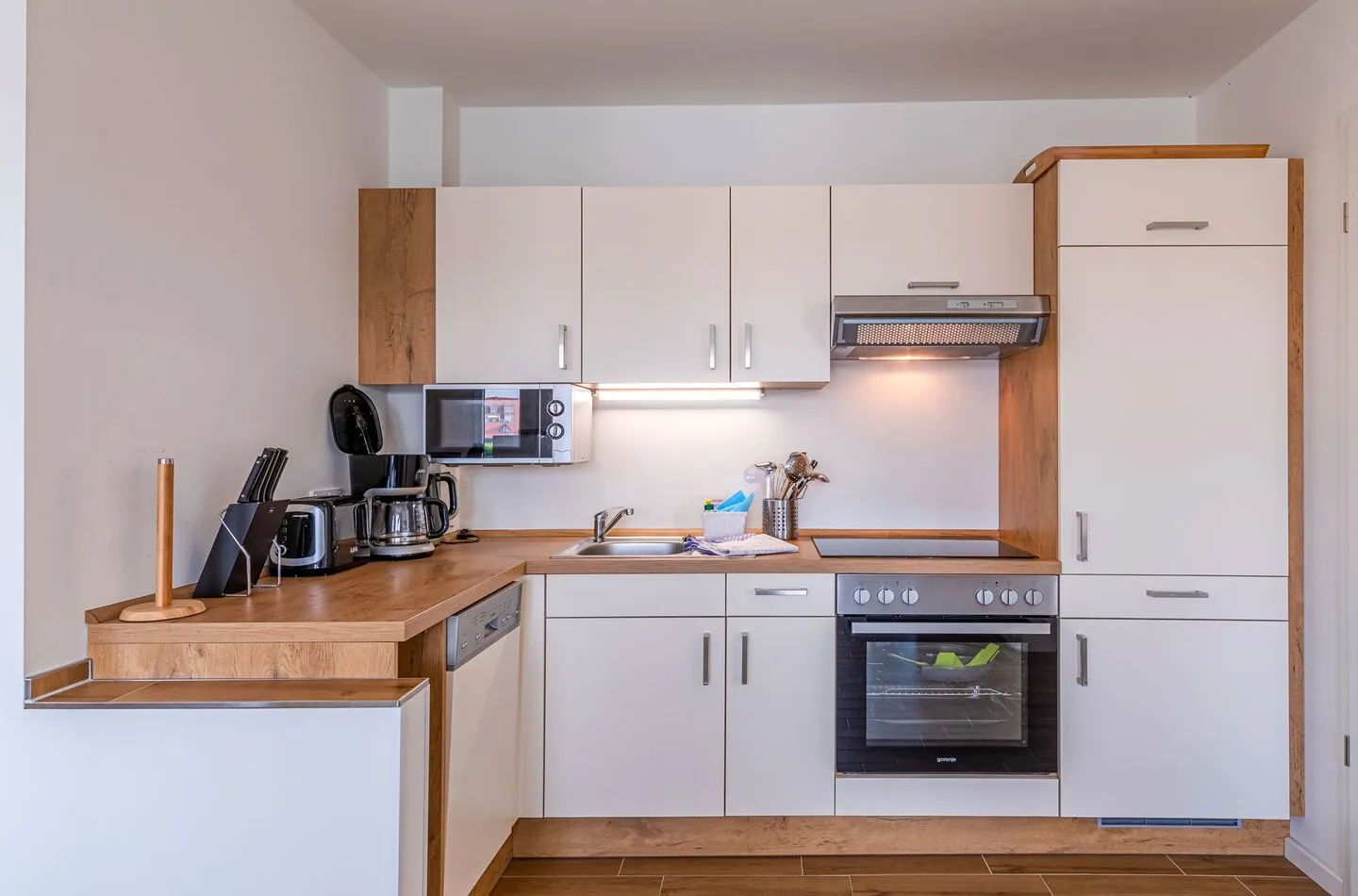 Sieglinde Waren (Müritz) - ChatGPT: Ferienwohnung Sieglinde Hafenresidenz Waren (Müritz) – Moderne voll ausgestattete Küche mit hochwertigen Gerät