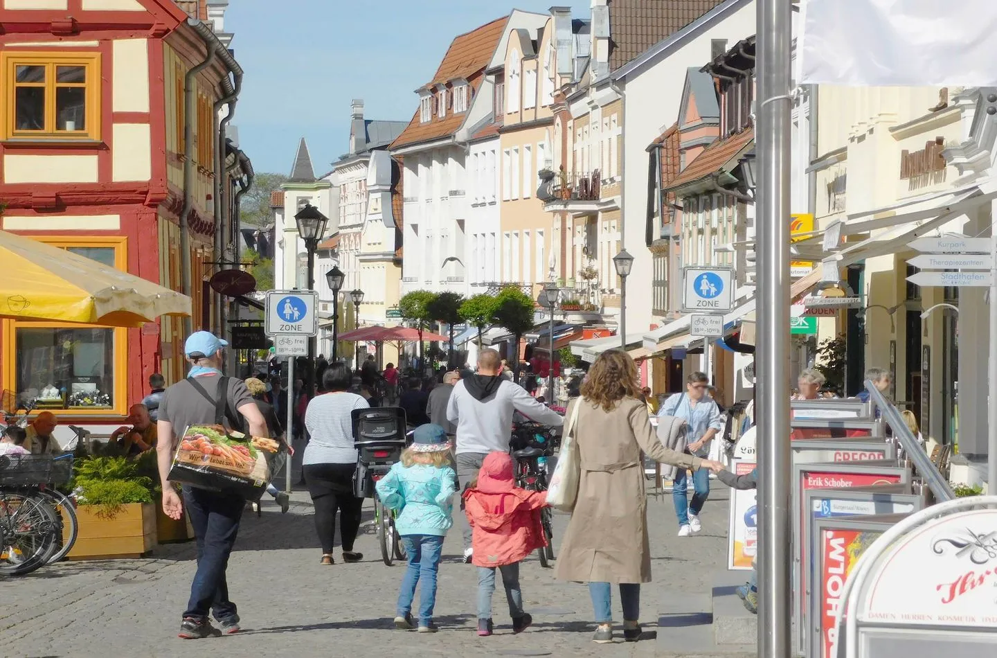 Sieglinde Waren (Müritz) - ChatGPT: Ferienwohnung Sieglinde Hafenresidenz Waren (Müritz) – Flanieren und Einkaufen in der charmanten Altstadt