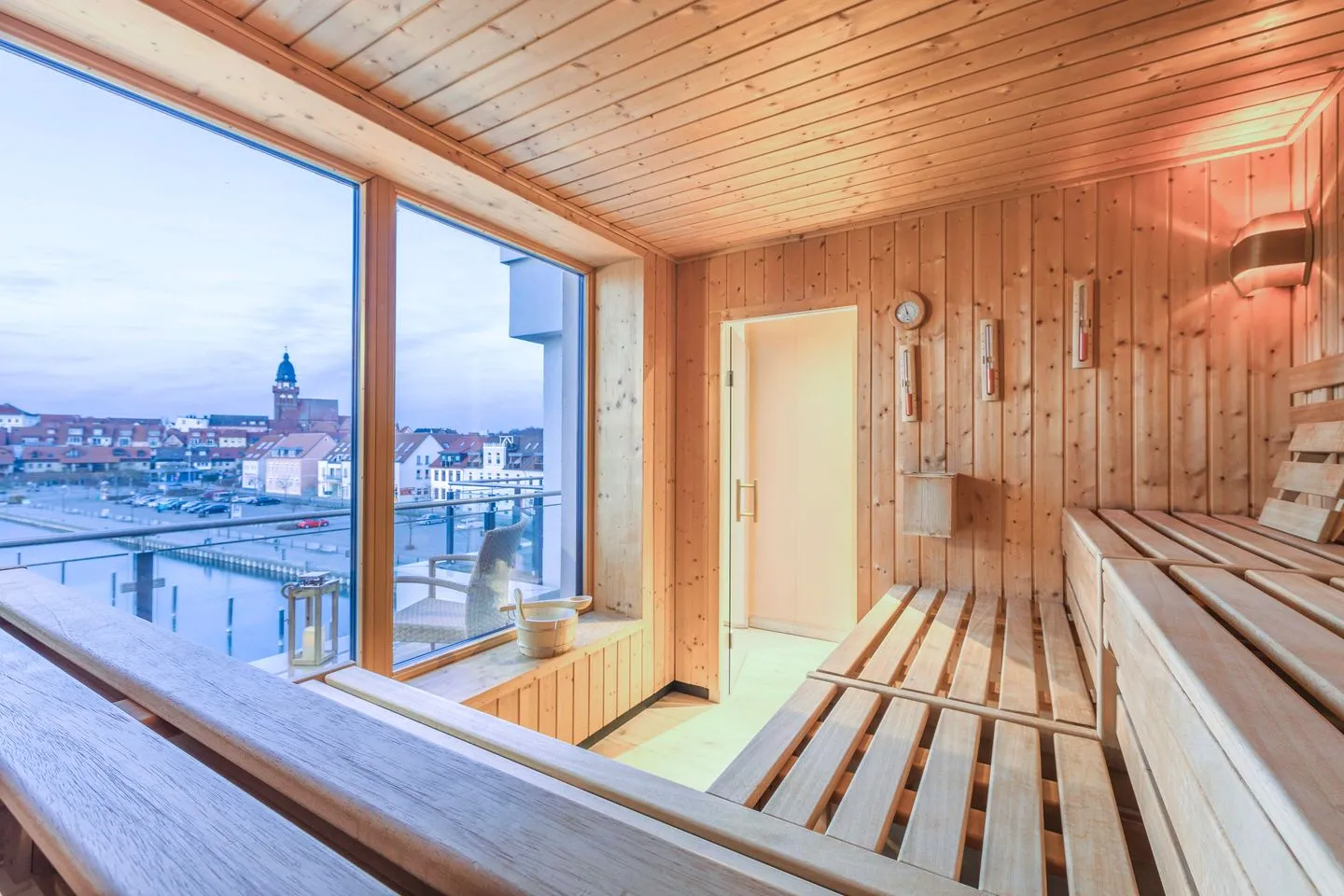 Wohlfühloase Waren (Müritz) - Ferienwohnung Wohlfühloase Hafenresidenz Waren (Müritz) - Sauna mit Seeblick