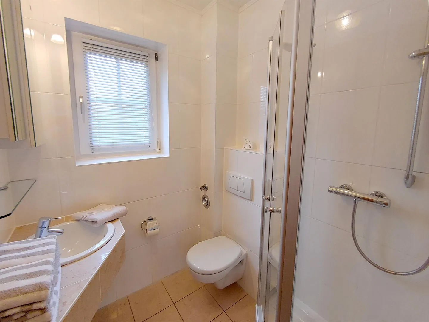 Haus *Südspitze 17* Ferienwohnung *Auszeit am Meer* Wittdün auf Amrum - Badezimmer in der Ferienwohnung Auszeit am Meer in Wittdün auf Amrum