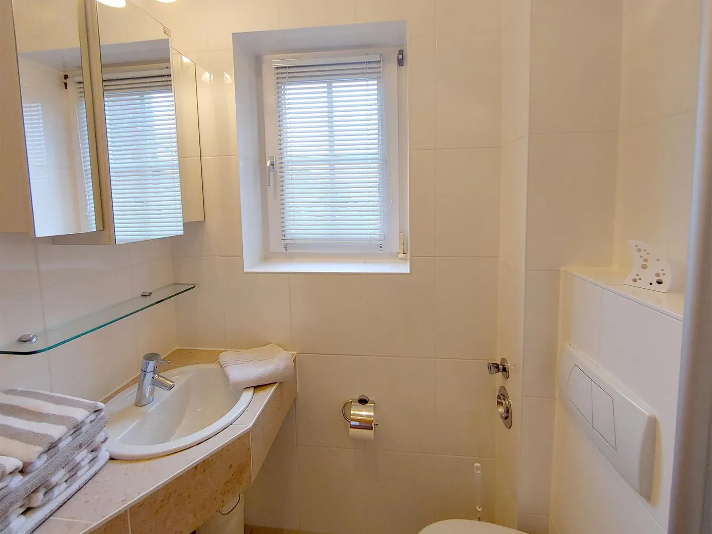Haus *Südspitze 17* Ferienwohnung *Auszeit am Meer* Wittdün auf Amrum - Badezimmer in der Ferienwohnung Auszeit am Meer in Wittdün auf Amrum