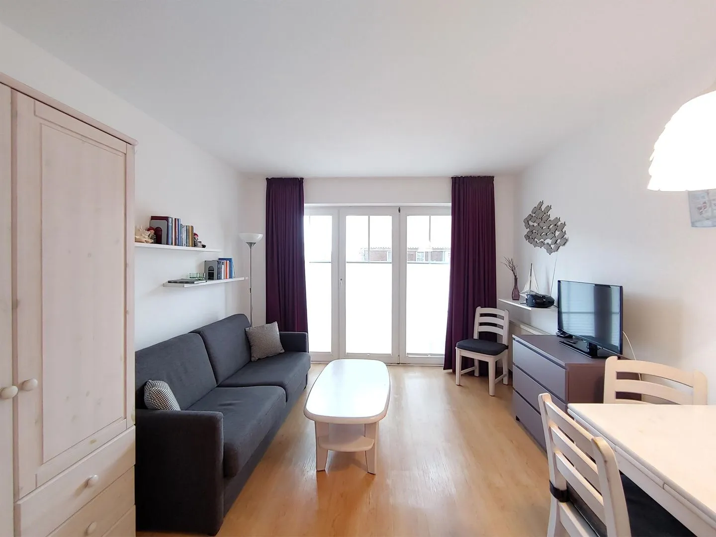 Haus *Südspitze 17* Ferienwohnung *Auszeit am Meer* Wittdün auf Amrum - Wohnzimmer mit offener Küche in der Ferienwohnung Auszeit am Meer in Wittdün auf Amrum