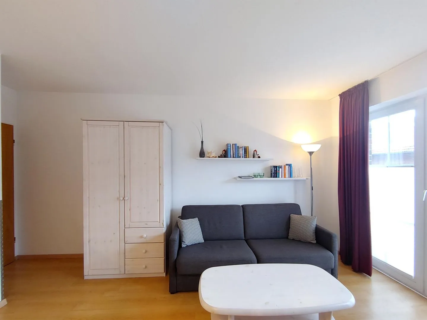 Haus *Südspitze 17* Ferienwohnung *Auszeit am Meer* Wittdün auf Amrum - Wohnzimmer mit Schlafcouch in der Ferienwohnung Auszeit am Meer in Wittdün auf Amrum