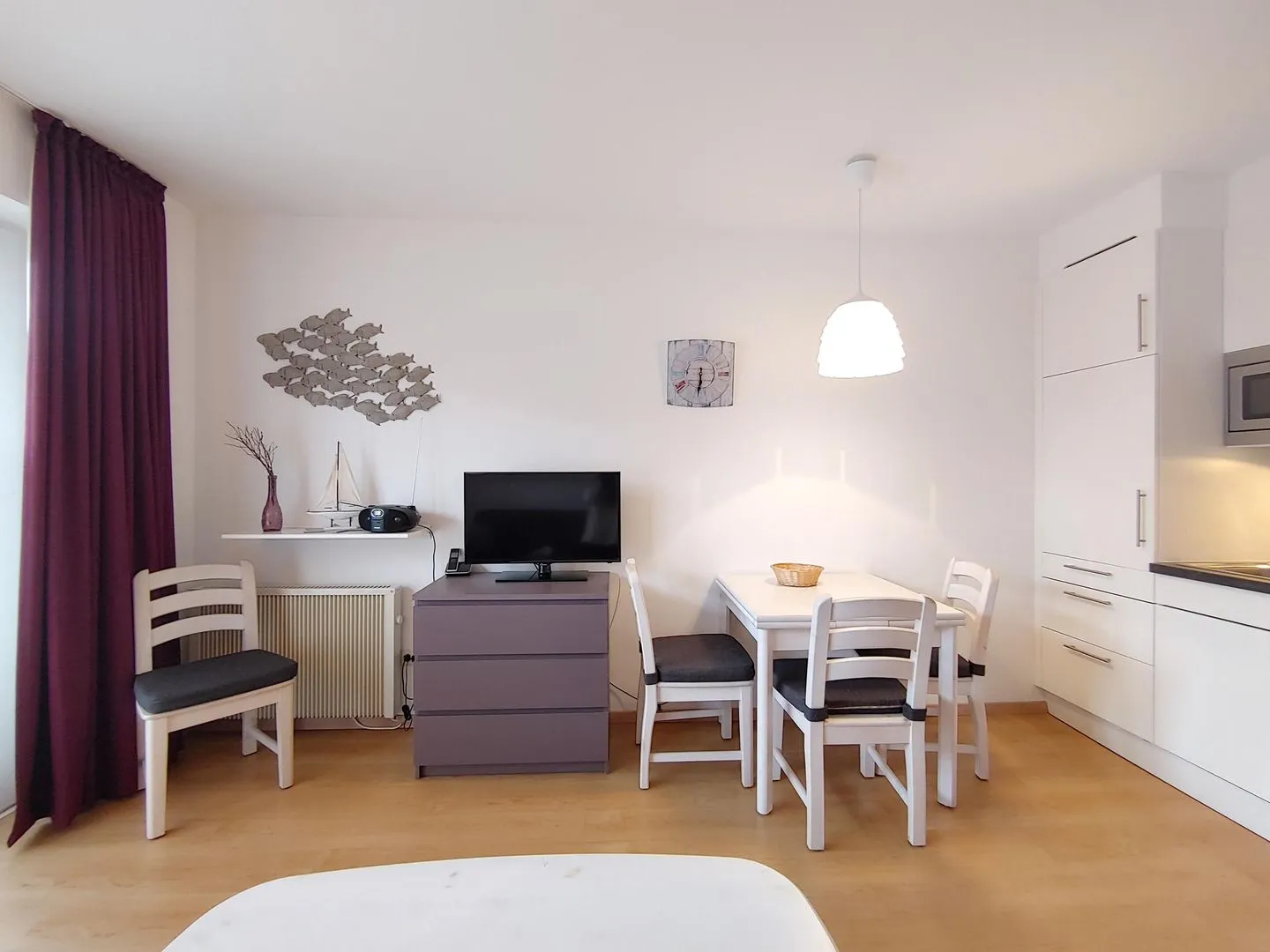 Haus *Südspitze 17* Ferienwohnung *Auszeit am Meer* Wittdün auf Amrum - Wohnzimmer mit offener Küche in der Ferienwohnung Auszeit am Meer in Wittdün auf Amrum