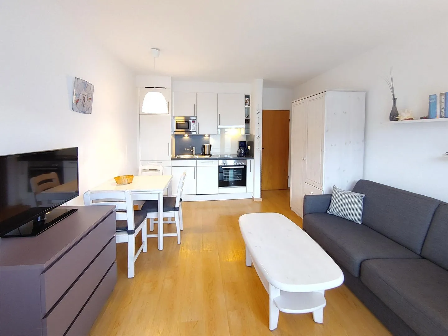 Haus *Südspitze 17* Ferienwohnung *Auszeit am Meer* Wittdün auf Amrum - Wohnzimmer mit offener Küche in der Ferienwohnung Auszeit am Meer in Wittdün auf Amrum