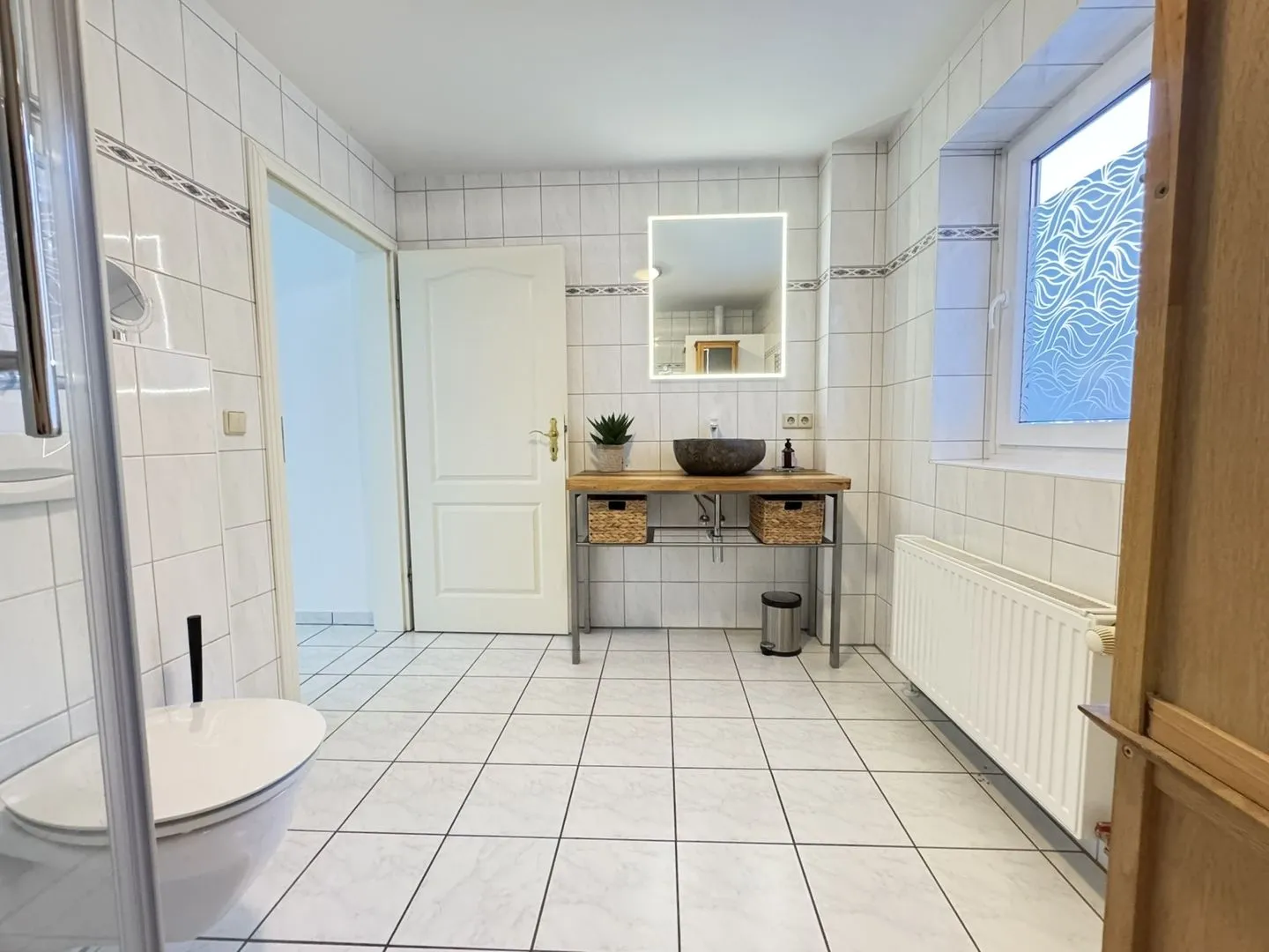 Krischan Flensburger Förde - Bad mit Dusche, WC, Fenster und Waschtisch
