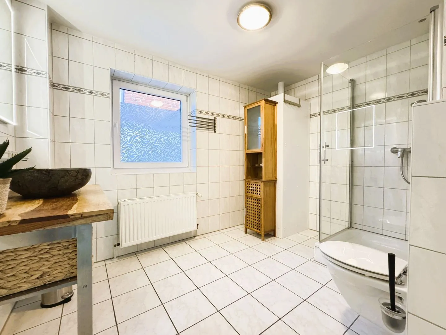 Krischan Flensburger Förde - Bad mit Dusche, WC, Fenster und Waschtisch