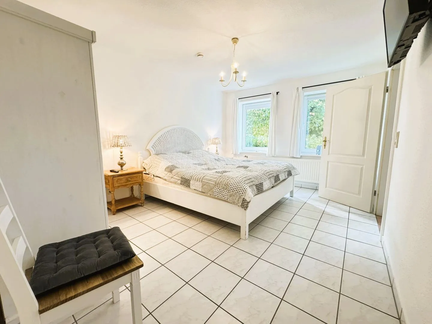 Krischan Flensburger Förde - Großes Schlafzimmer mit Doppelbett, Fenstern, TV und Kleiderschrank