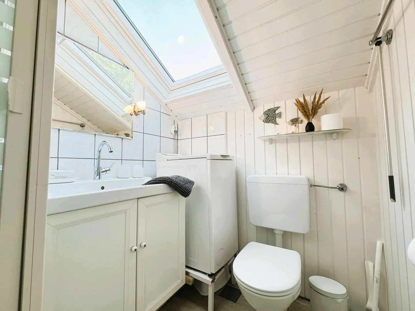Lille Hus Flensburger Förde - Bad mit Dusche, WC, Fenster und Waschmaschine