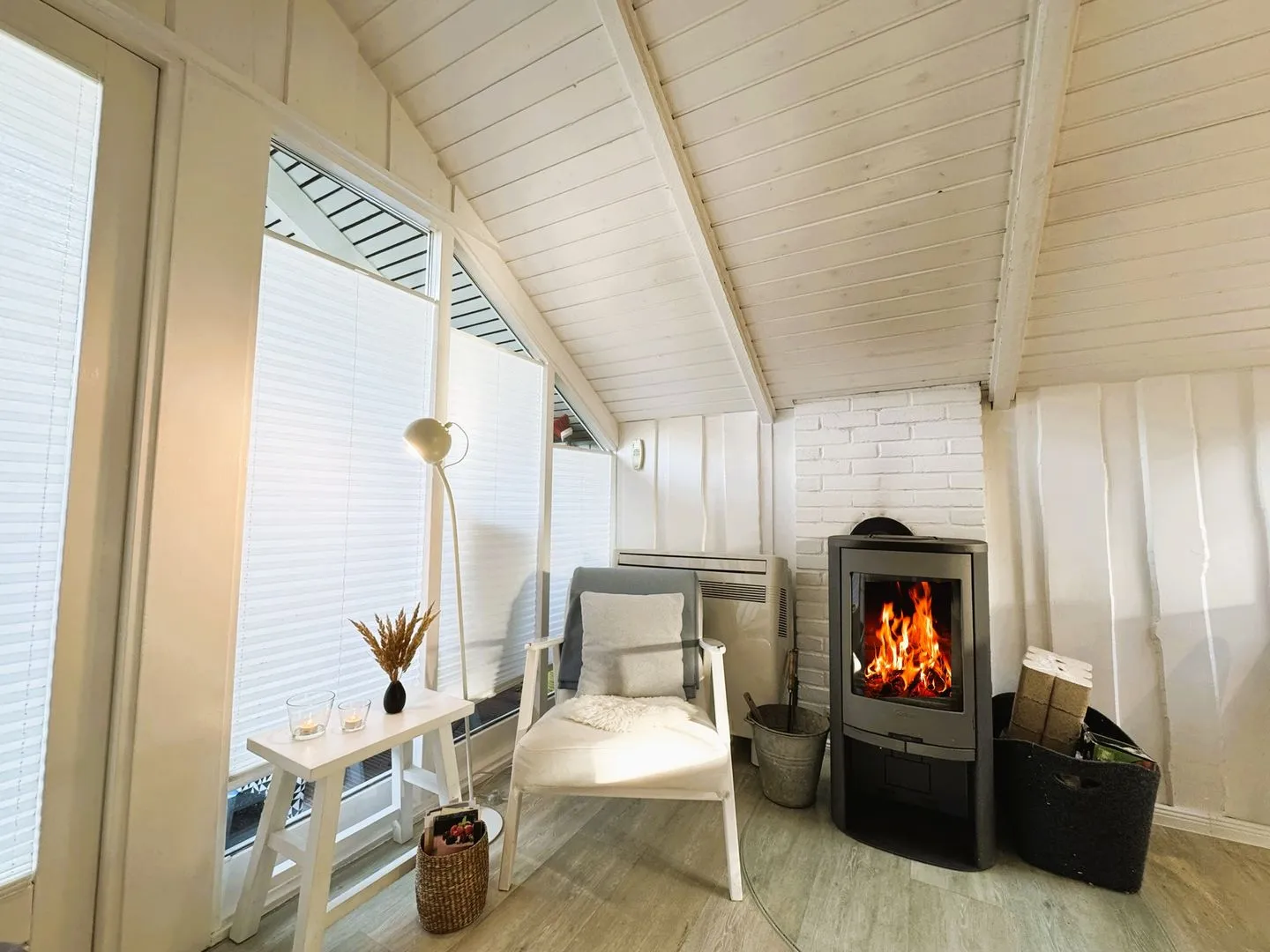 Lille Hus Flensburger Förde - Wohnbereich mit Essplatz, Couchecke, Kamin und TV