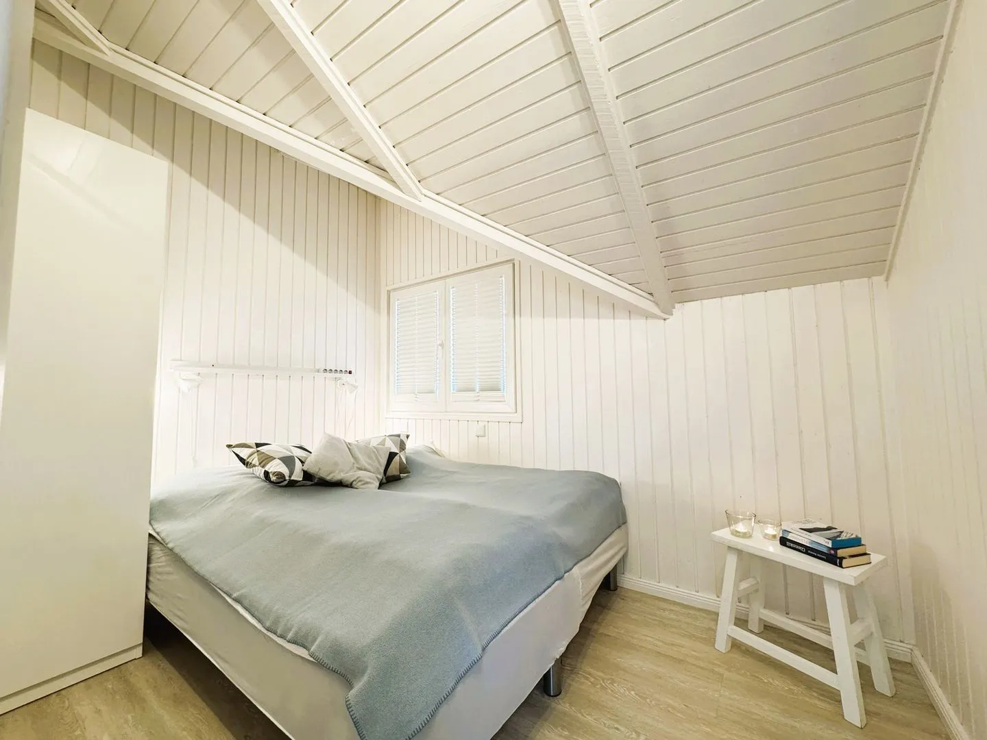 Lille Hus Flensburger Förde - Schlafzimmer mit Doppelbett und Kleiderschrank