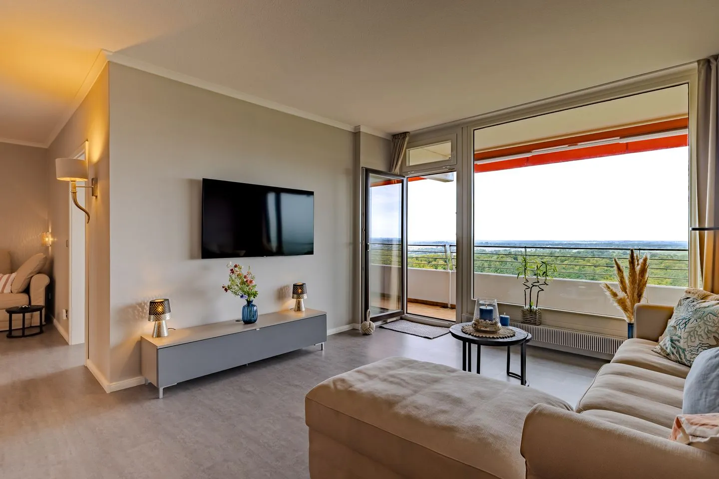 Best View - strandnahe Ferienwohnung mit atemberaubenden Blick von Lübeck bis zur Ostsee Timmendorfer Strand - Wohnzimmer