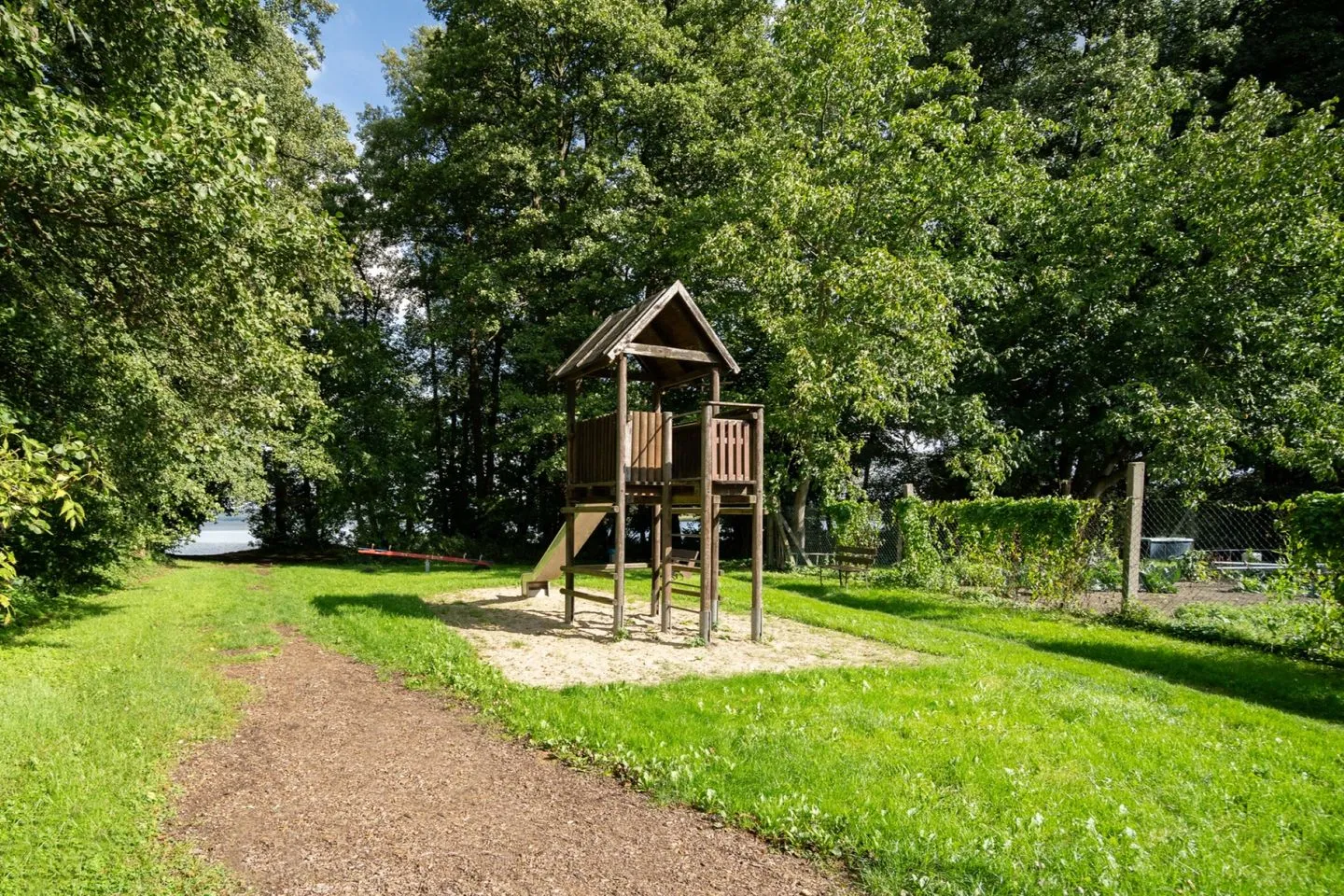 Nordkugel Tollensesee – Penzlin/Wustrow - Ferienhaus Nordkugel – Kugelhaus am Tollensesee – Spielplatz im Grünen in unmittelbarer Nähe zum See