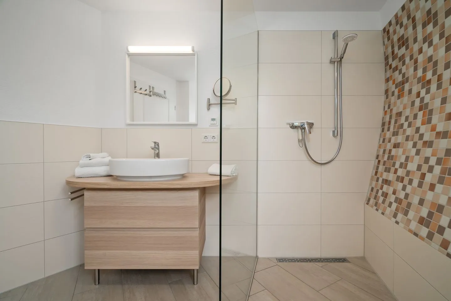 Nordkugel Tollensesee – Penzlin/Wustrow - Ferienhaus Nordkugel – Kugelhaus am Tollensesee – modernes Bad mit bodengleicher Dusche & Waschtisch aus Holz