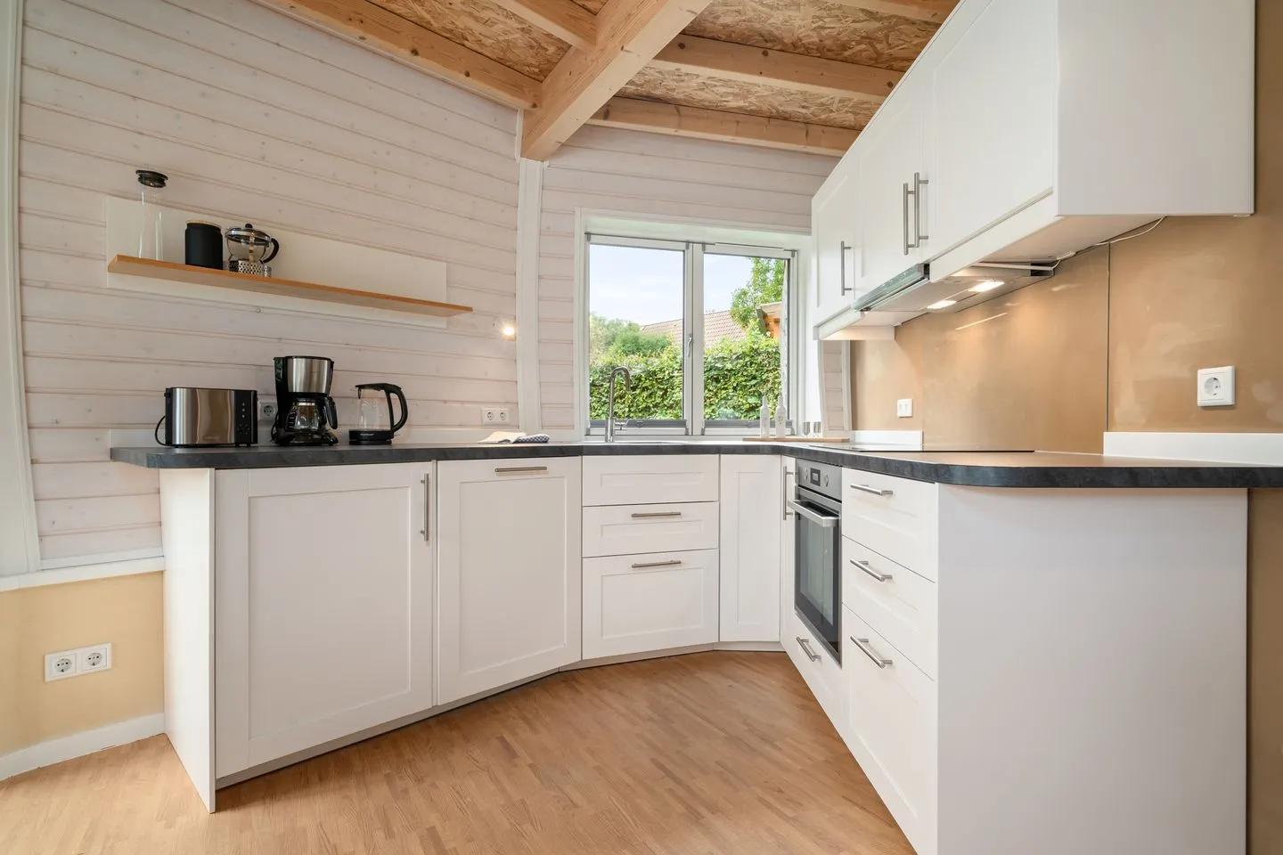 Nordkugel Tollensesee – Penzlin/Wustrow - Ferienhaus Nordkugel – Kugelhaus am Tollensesee – großzügige Eckküche mit Vollausstattung und Gartenblick