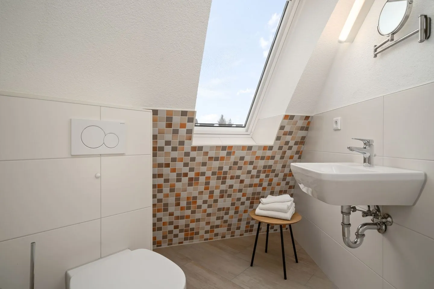 Nordkugel Tollensesee – Penzlin/Wustrow - Ferienhaus Nordkugel – Kugelhaus am Tollensesee – helles Gäste-WC im Obergeschoss mit Dachfenster & Mosaikakzent