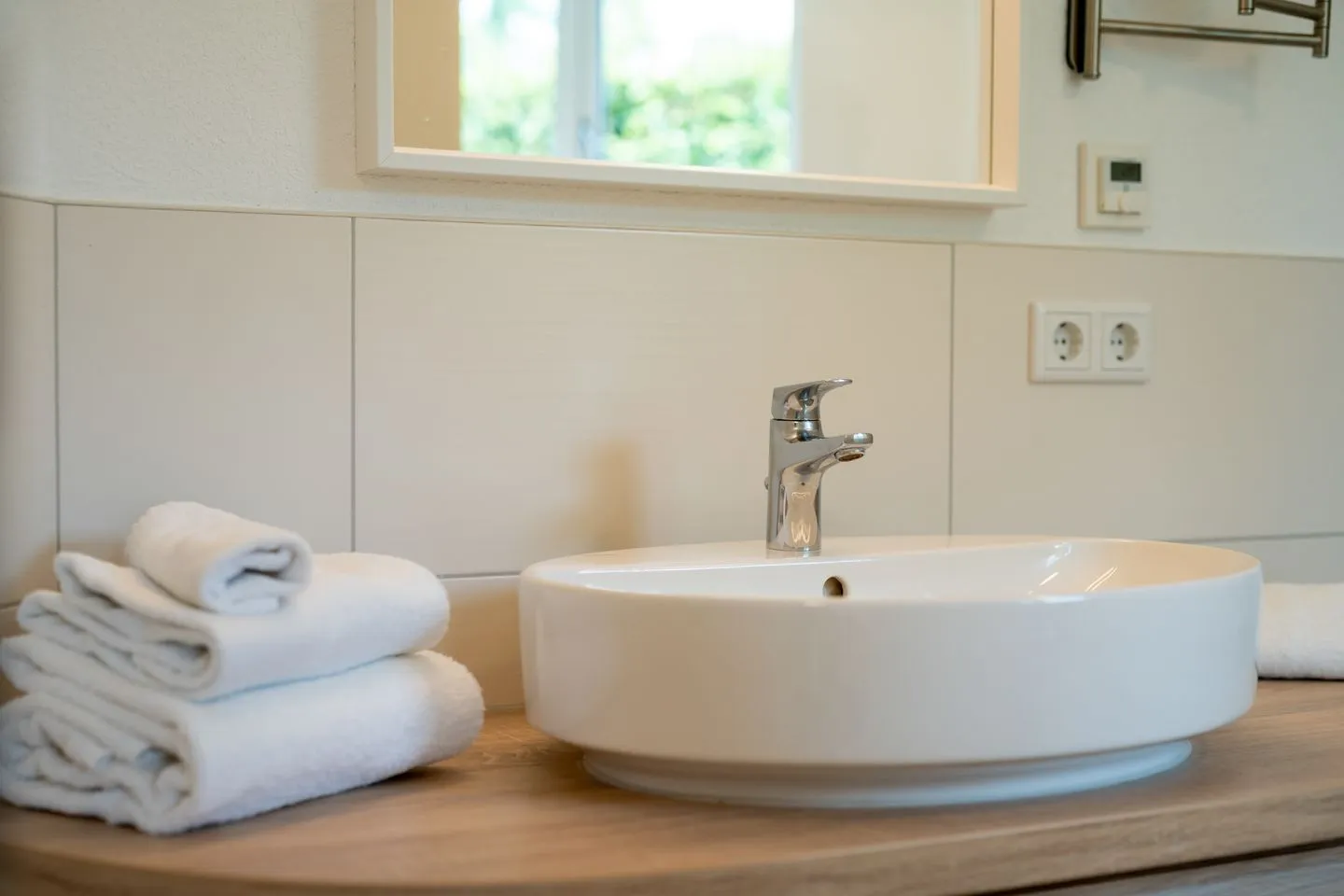 Nordkugel Tollensesee – Penzlin/Wustrow - Ferienhaus Nordkugel – Kugelhaus am Tollensesee – frisches Badezimmer-Detail mit Waschtisch & Handtüchern