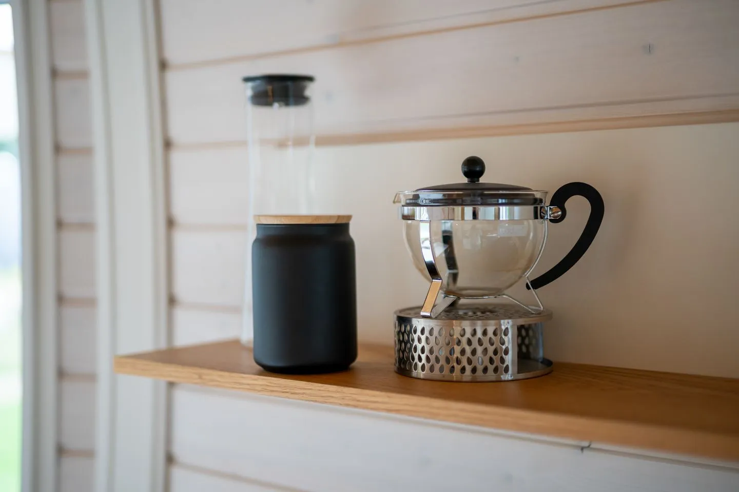 Nordkugel Tollensesee – Penzlin/Wustrow - Ferienhaus Nordkugel – Kugelhaus am Tollensesee – stilvolle Küchen-Details mit Teekanne & Aufbewahrungsgläsern