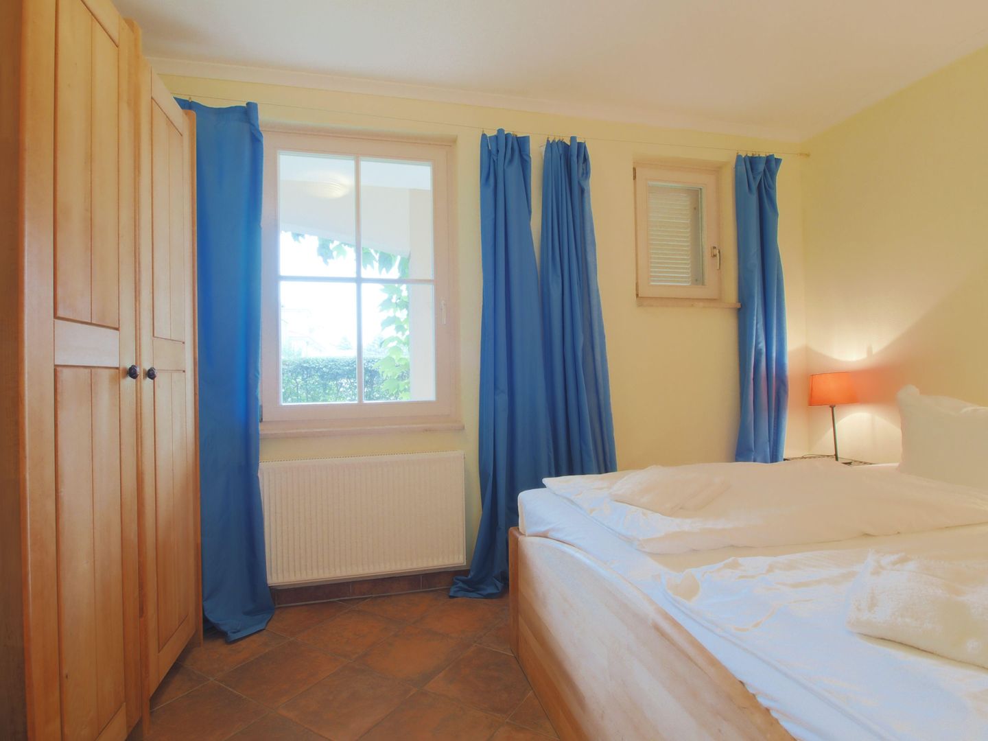 Schlafzimmeransicht mit Kleiderschrank