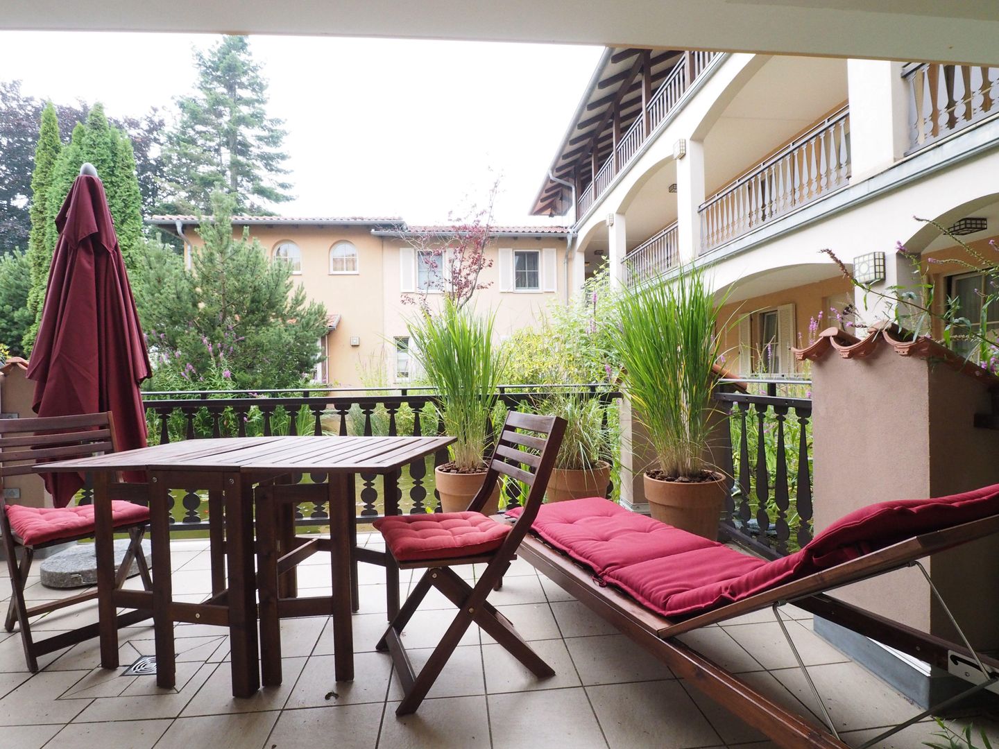 Terrasse mit Gartenmöbeln und Liege