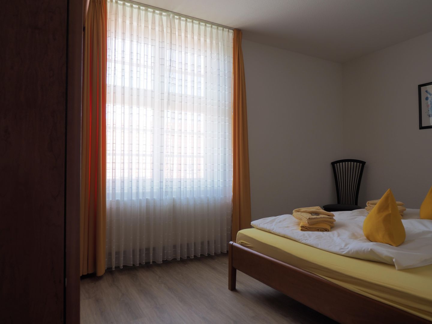 Schlafzimmer mit Kleiderschrank